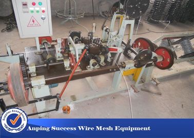 China Het Prikkeldraadmachine van de motor2.2kw Hoge snelheid om Enig Vastgelopen Prikkeldraad Te produceren fabriek