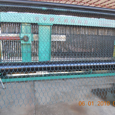 China Heavy Duty PVC Coated Wire Gabion Mesh Machine met 6*8 gaten voor veilige verzending of spoorweglevering leverancier