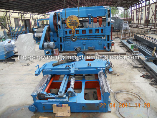 China Aangepaste verzinkte gaas-maakmachine met prestaties en aangepast ontwerp voor industrieel en aangepast ontwerp leverancier